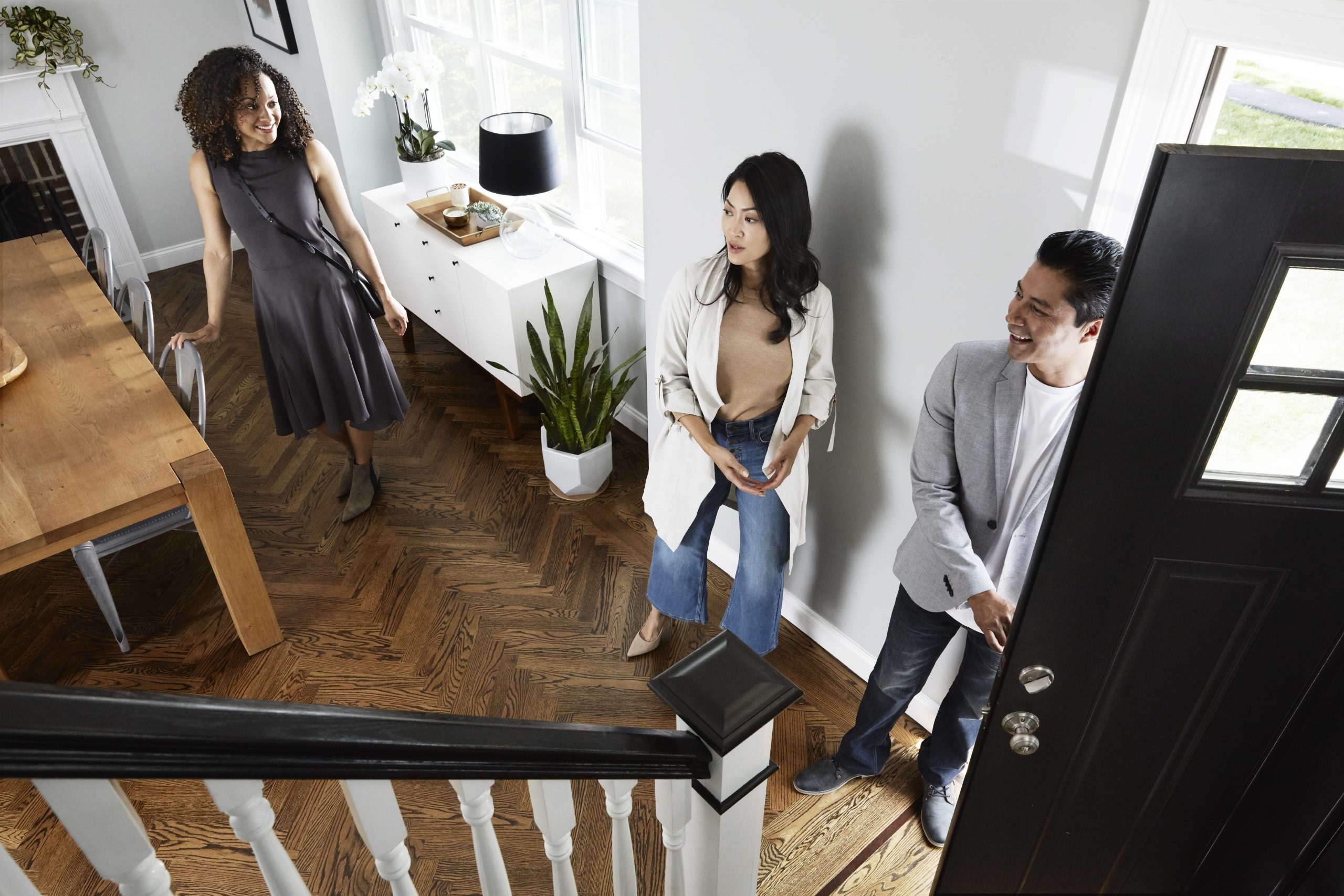 agent-showing-houses